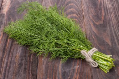 Ahşap arka planda bir demet dereotu