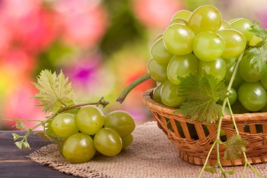 arka plan bulanık ahşap tablo hasır sepet içinde Yeşil üzüm
