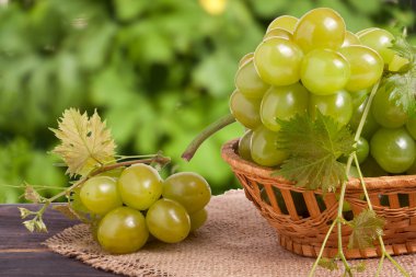 arka plan bulanık ahşap tablo hasır sepet içinde Yeşil üzüm