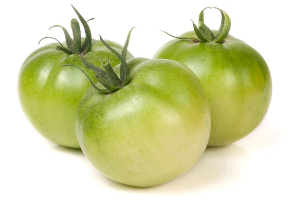 Tre gröna omogna tomat isolerad på vit bakgrund — Stockfoto