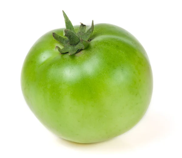 Um tomate verde imaturo isolado sobre fundo branco — Fotografia de Stock