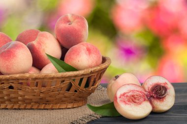 Şeftali bir hasır sepet arka plan bulanık ahşap tablo