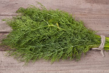 Ahşap arka planda bir demet dereotu