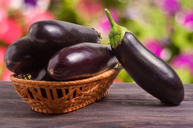 arka plan bulanık ahşap tablo hasır sepet içinde patlıcan