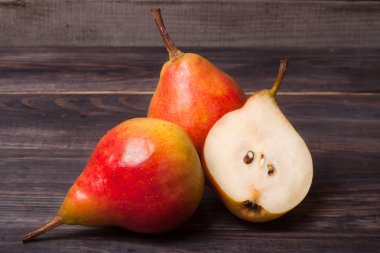 koyu ahşap arka plan üzerinde iki armut