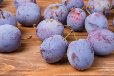 kahverengi ahşap zemin üzerinde mavi Erik