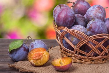 Erik çul ve yeşil arka plan bulanık ahşap tablo hasır sepet içinde