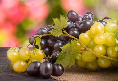 Arka plan bulanık ile ahşap masa mavi ve Yeşil üzüm