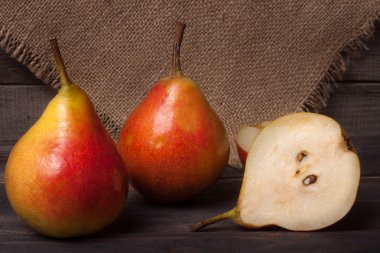 yarısı koyu ahşap arka plan ile iki armut