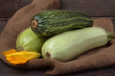 yeşil kabak ve çul ahşap arka plan üzerinde çiçek kabak