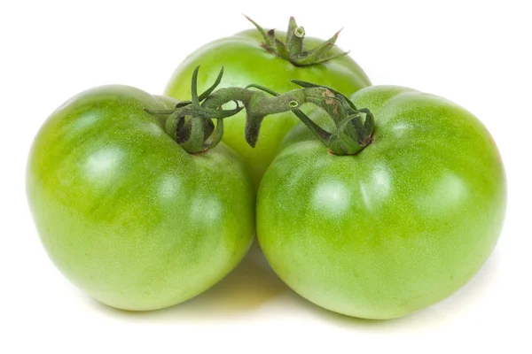 Trois tomates vertes non mûres isolées sur fond blanc — Photo