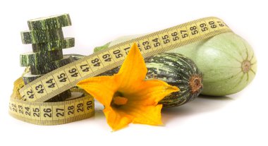 Beyaz arka plan üzerinde izole bant ölçme ile kabak