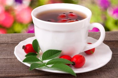 Arka plan bulanık ile ahşap masa kalçalarına çaydan