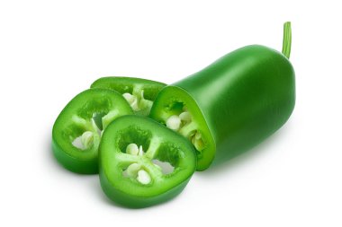 Jalapeno biberleri beyaz arka planda izole edilmiş. Kesme yolu ile yeşil biber ve tüm alan derinliği.