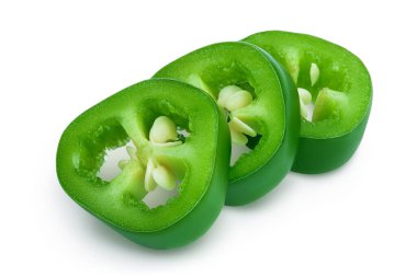 Dilimlenmiş jalapeno biberi beyaz arka planda izole edilmiş. Kesme yolu ile yeşil biber ve tüm alan derinliği.