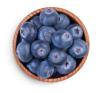 Tahta kasede taze yaban mersini. Beyaz arka planda izole edilmiş, kırpma yolu var. Üst Manzara. Düz uzanma deseni