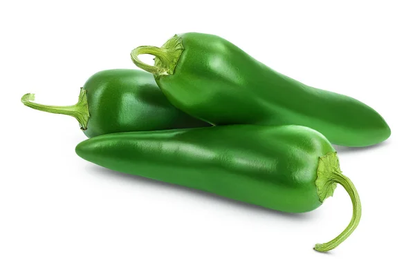 Peperone jalapeno isolato su fondo bianco. Peperoncino verde con percorso di ritaglio e piena profondità di campo. — Foto Stock