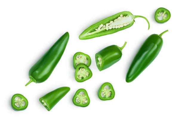 Jalapeno biberleri beyaz arka planda izole edilmiş. Kırpma yolu olan yeşil kırmızı biber. Üst Manzara. Düz yatıyordu