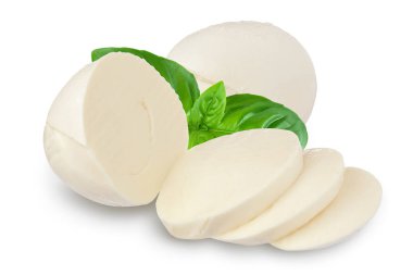 Fesleğen yaprağıyla dilimlenmiş Mozzarella peyniri kırpma yolu ve tam derinlikte beyaz zemin üzerinde izole edilmiş.