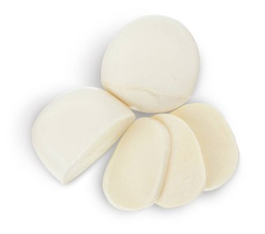 Fesleğen yaprağıyla dilimlenmiş Mozzarella peyniri beyaz arka planda kırpma yolu ile izole edilmiş. Üst Manzara. Düz yatıyordu