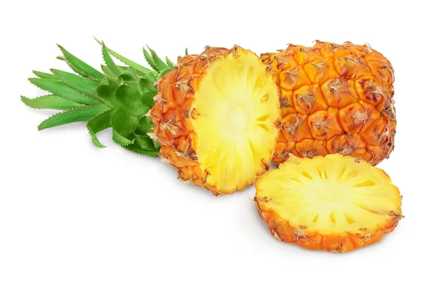 Ananas half geïsoleerd op witte achtergrond met knippad en volle velddiepte — Stockfoto