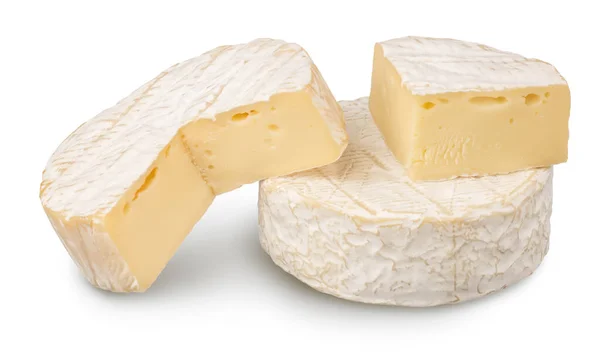 Sýr Camembert izolovaný na bílém pozadí s odříznutou dráhou a plnou hloubkou pole — Stock fotografie