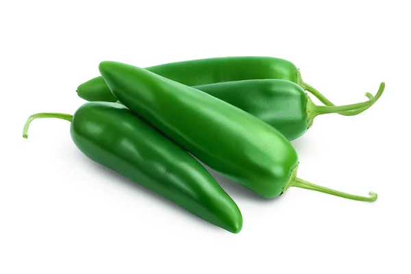 Peperone jalapeno isolato su fondo bianco. Peperoncino verde con percorso di ritaglio e piena profondità di campo. — Foto Stock