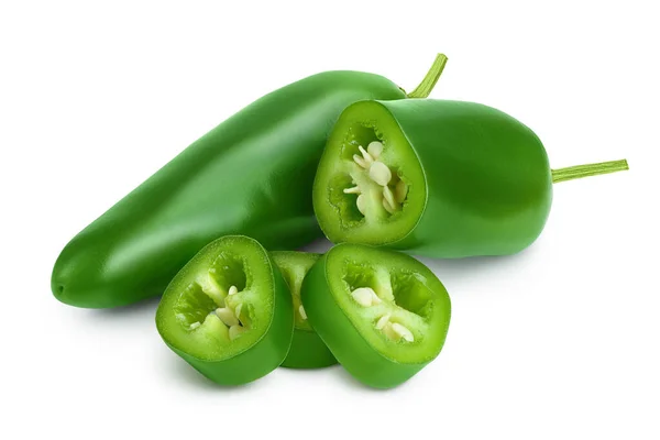 Chiles jalapeños aislados sobre fondo blanco. Chile verde con camino de recorte y profundidad completa de campo. — Foto de Stock