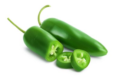 Jalapeno biberleri beyaz arka planda izole edilmiş. Kesme yolu ile yeşil biber ve tüm alan derinliği.