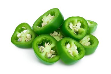 Dilimlenmiş jalapeno biberi beyaz arka planda izole edilmiş. Kesme yolu ile yeşil biber ve tüm alan derinliği.