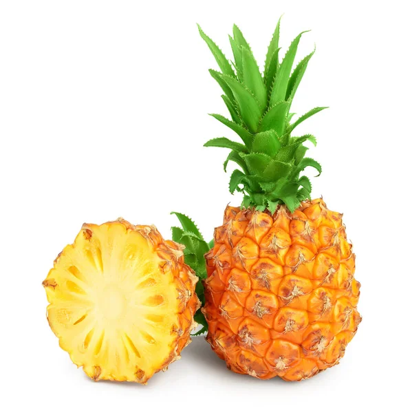 Ananas en half geïsoleerd op witte achtergrond met knippad en volle velddiepte — Stockfoto