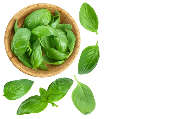 Hoja de albahaca fresca en cuenco de madera aislado sobre fondo blanco. Vista superior con espacio de copia para su texto. Puesta plana —  Fotos de Stock