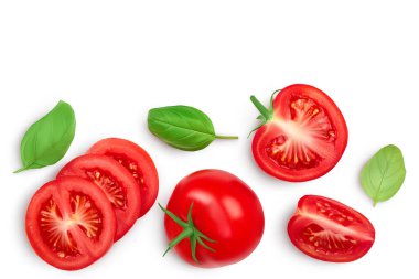 Beyaz arka planda izole edilmiş fesleğenli domates dilimleri. Kesme yolu. Metnin için kopyalama alanı olan üst görünüm. Düz yatıyordu