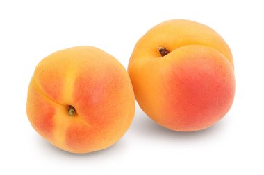 Kayısı meyvesi beyaz arka planda izole edilmiş. Kesme yolu ve tam alan derinliği