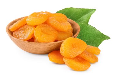 Tahta kasede kurumuş kayısılar beyaz arka planda izole edilmiş kırpma yolu ve tam derinlik.