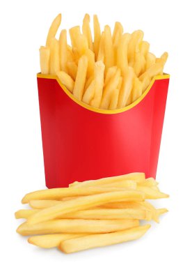 Kırmızı bir kutuda patates kızartması ya da patates kızartması. Beyaz arka planda izole edilmiş. Kırpma yolu ve geniş bir alan.