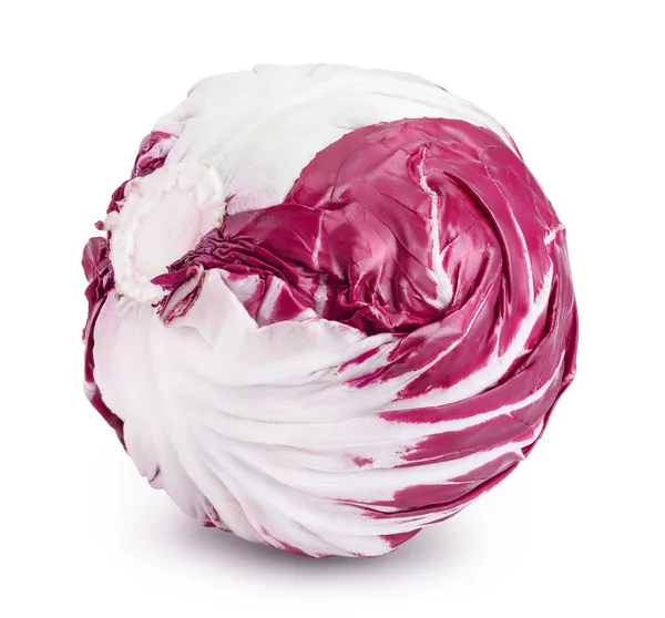 Salade radicchio rouge fraîche isolée sur fond blanc avec chemin de coupe et pleine profondeur de champ — Photo