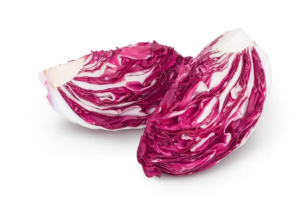 Fatias de salada de radicchio vermelho fresco isoladas em fundo branco com caminho de recorte e profundidade total de campo — Fotografia de Stock