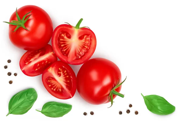 Tranches de tomate avec feuille de basilic isolée sur fond blanc. Couper le chemin. Vue supérieure avec espace de copie pour votre texte. Pose plate — Photo