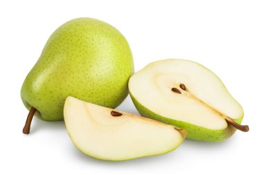 Kesme yolu ve tam derinlik ile beyaz zemin üzerinde izole dilimler ile yeşil armut meyvesi