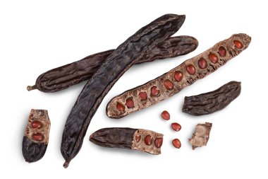 Olgun keçiboynuzu ve fasulye kabukları kesme yolu ve geniş bir alana yayılmış beyaz arka planda izole edilmiş. Üst Manzara. Düz yatıyordu