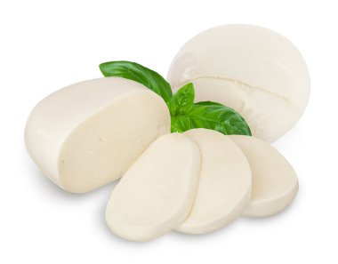 Mozzarella peyniri kesme yolu ve tam derinlik ile beyaz arkaplanda izole edilmiş.