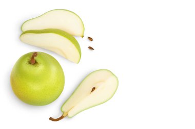 Kesme yolu ile beyaz arka planda izole edilmiş yeşil armut meyvesi. Metnin için kopyalama alanı olan üst görünüm. Düz yatıyordu