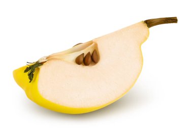 Kırpma yolu ve tam derinlik alan ile beyaz arkaplanda izole taze quince dilimi