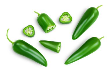 Jalapeno biberleri beyaz arka planda izole edilmiş. Kırpma yolu olan yeşil kırmızı biber. Üst Manzara. Düz yatıyordu