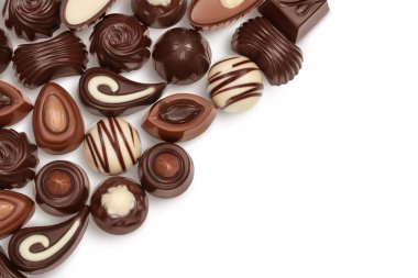 Beyaz arka planda izole edilmiş çikolatalı şeker, kırpma yolu ve geniş bir alan. Metnin için kopyalama alanı olan üst görünüm. Düz yatıyordu