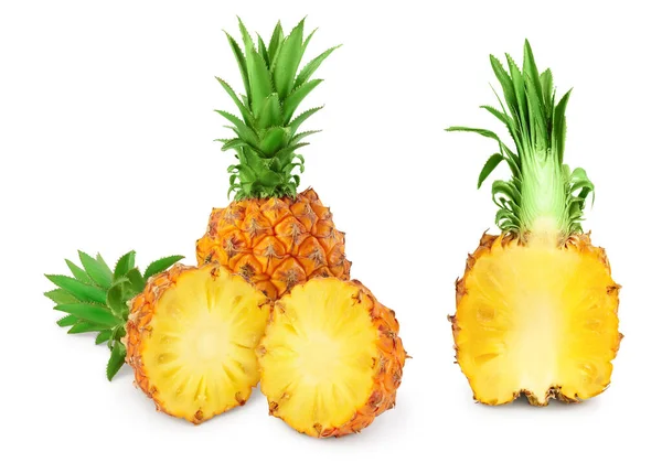 Ananas halb isoliert auf weißem Hintergrund mit voller Schärfentiefe — Stockfoto