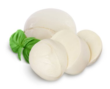 Mozzarella peyniri kesme yolu ve tam derinlik ile beyaz arkaplanda izole edilmiş.