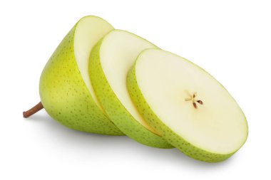 Kırpma yolu ve tam derinlikteki yeşil armut dilimleri beyaz arkaplanda izole edilmiş.