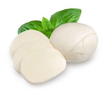 Fesleğen yaprağıyla dilimlenmiş Mozzarella peyniri kırpma yolu ve tam derinlikte beyaz zemin üzerinde izole edilmiş.